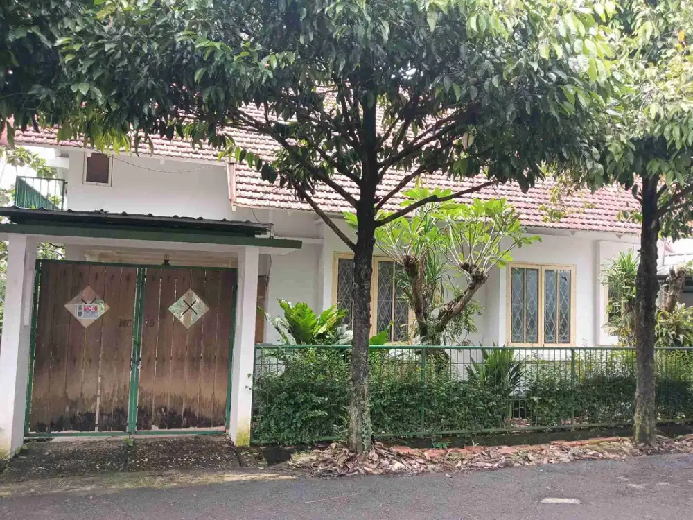 Dijual rumah dengan luas tanah 400 m2 dan lingkungan yang sangat asri