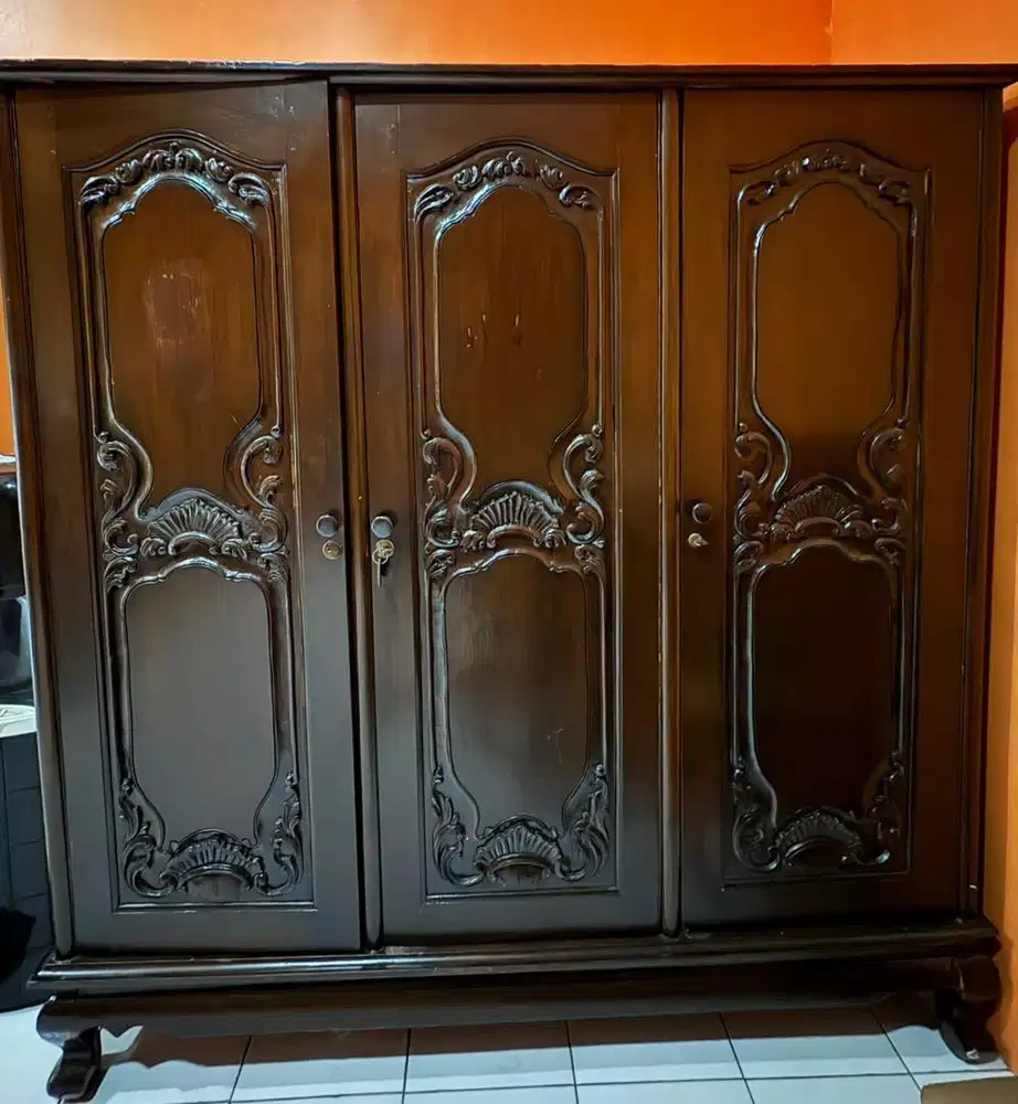 DIJUAL LEMARI JATI 3 PINTU MULUS