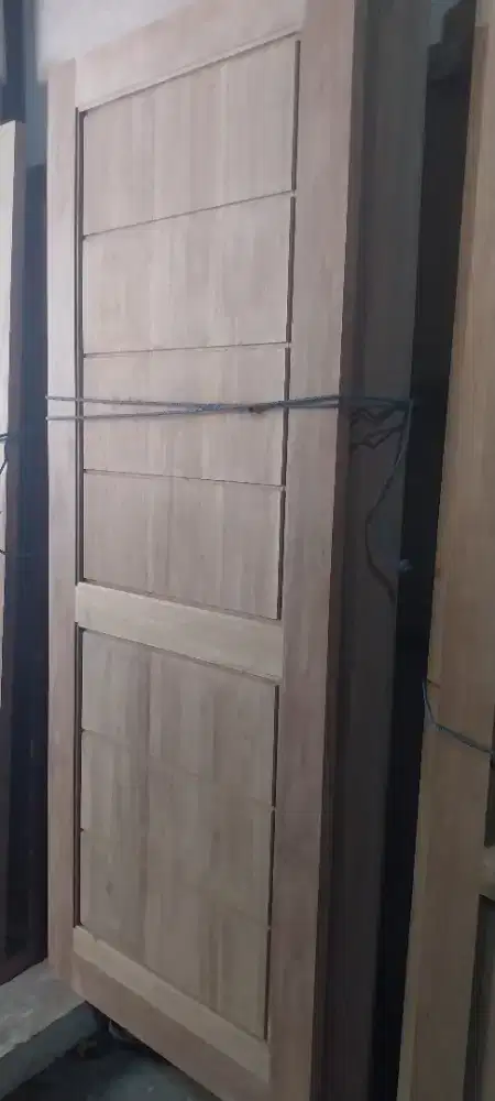 Kusen pintu kayu
