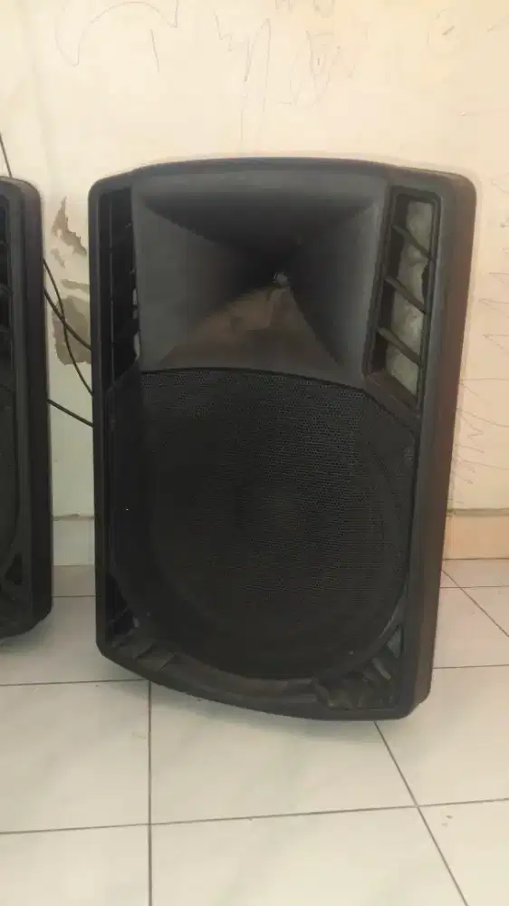 Speaker Aktif 15 inch Model Box Rcf