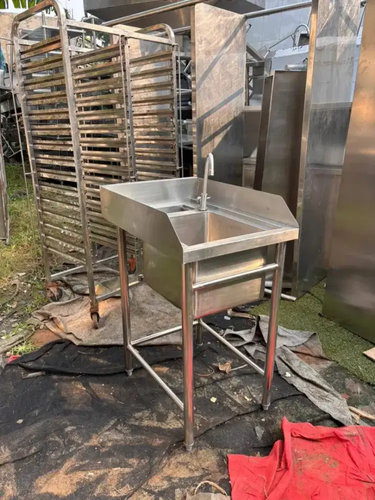 SINK 1 LUBANG

Ukuran 50x70x85 
Lubangnya 35x40x30

Harga 2,1jt