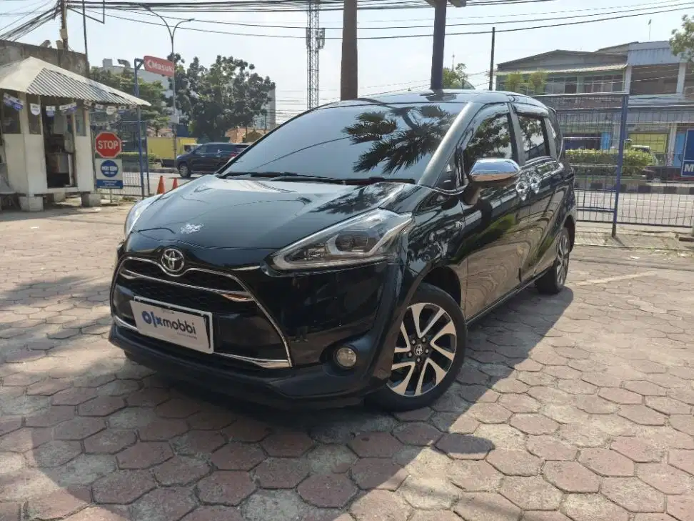 DP MURAH - Toyota Sienta 1.5 V Bensin-MT 2017 Hitam