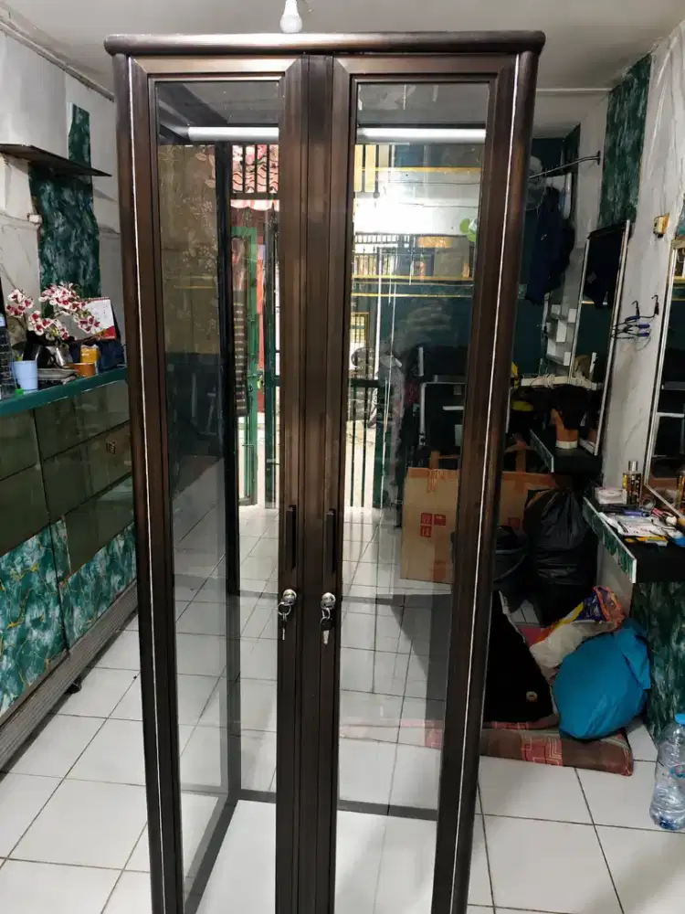 Etalase almunium warna hitam