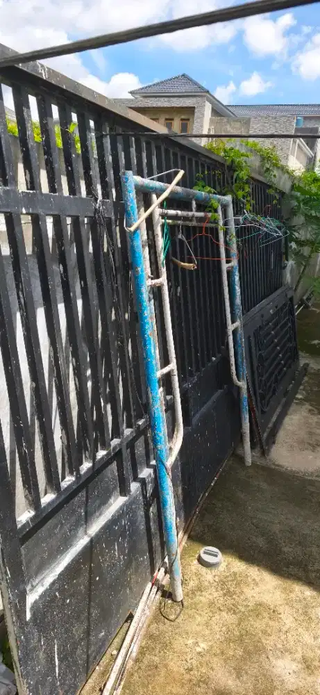 Pintu pagar besi kokoh