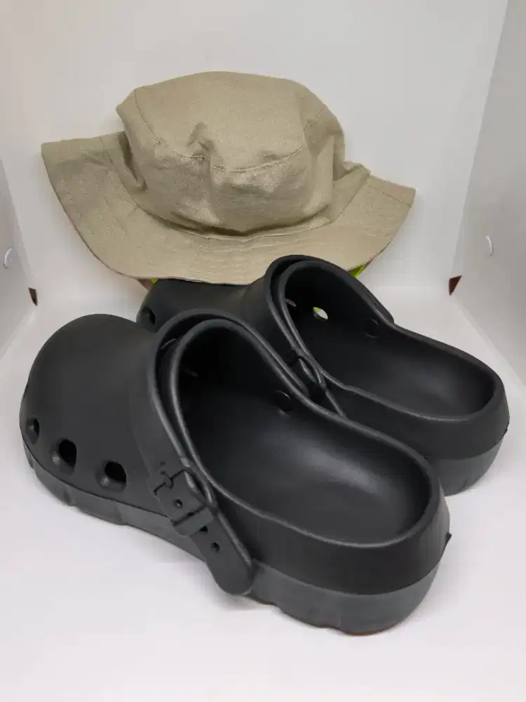 Sandal Hitam (Bonus Bucket Hat)