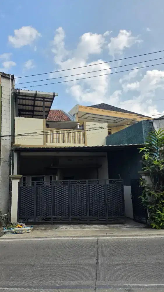 Rumah 2 Lantai Pinggir Jalan Nasional, SHM, Siap Huni. Margaasih.