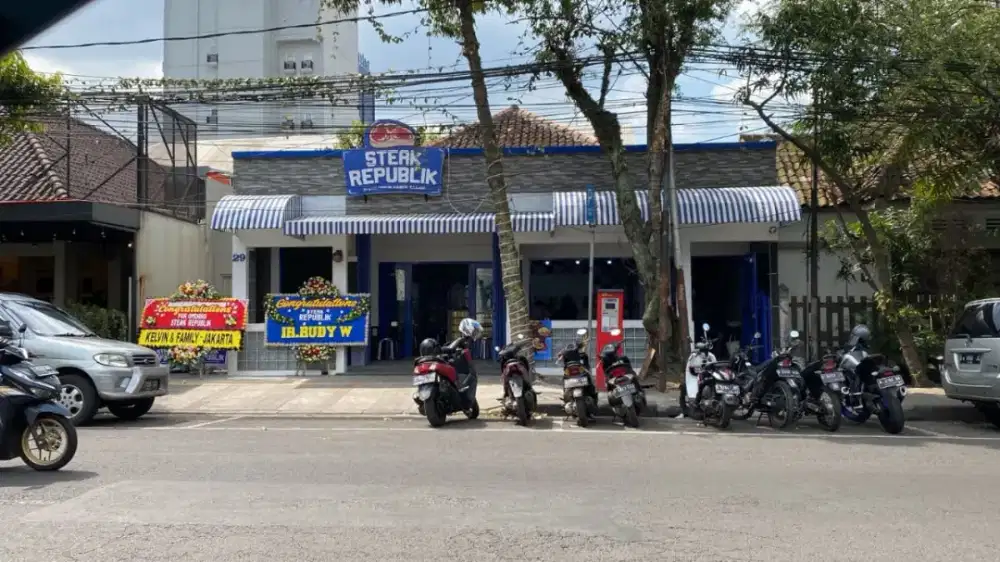 Disewakan Ruang Usaha Strategis di Jl. Lengkong Kecil - Lokasi Ramai!