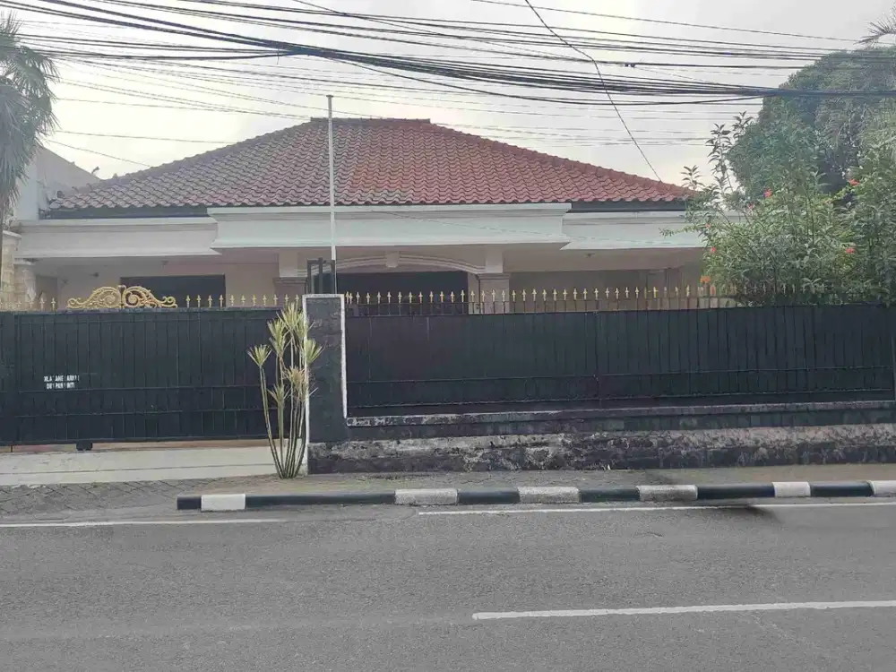 Rumah Besar Cocok Buat Kantor, Cafe, Hook Pinggir Jalan Besar di Tebet Jaksel