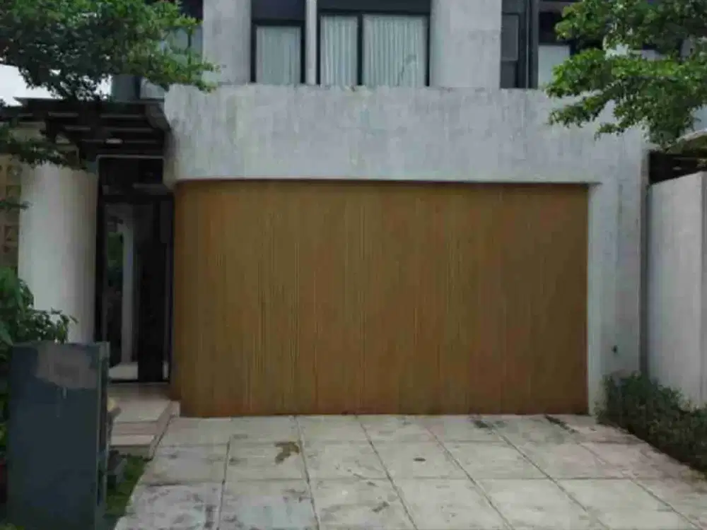 DIJUAL RUMAH CANTIK FULL FURNISHED DENGAN LUAS 140 meter persegi LINGKUNGAN ASRI DAN NYAMAN