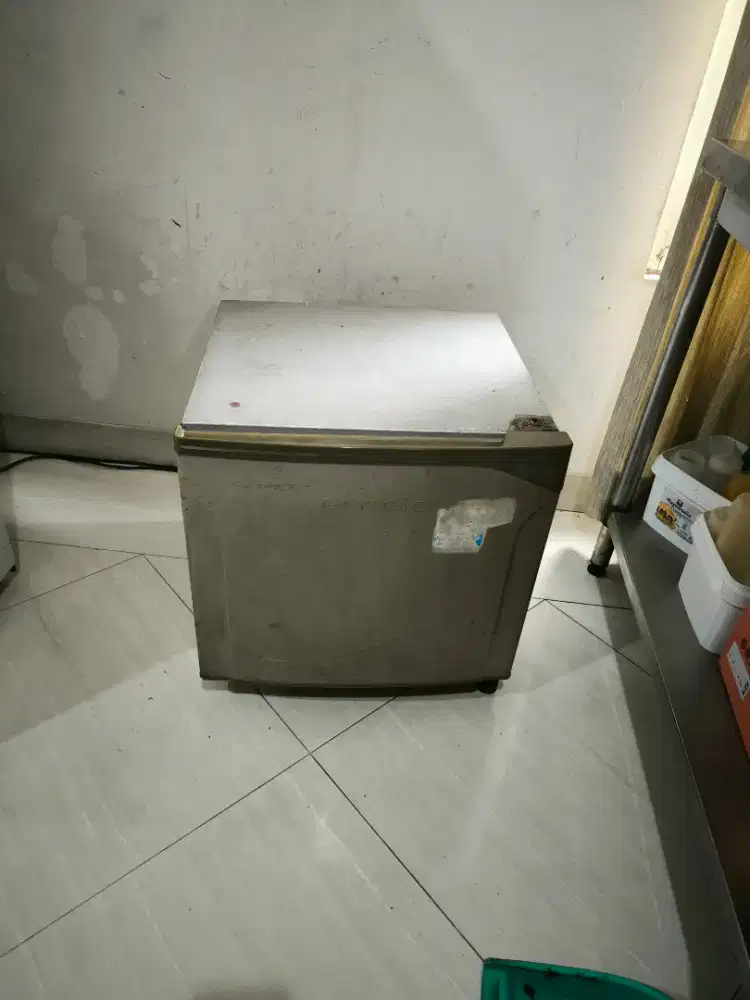 Dijual kulkas kecil