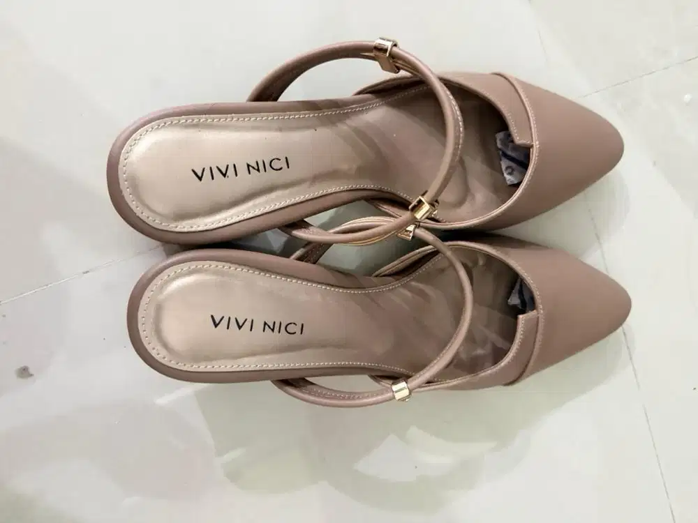 Sepatu wanita belum pernah pake size 40 kecil