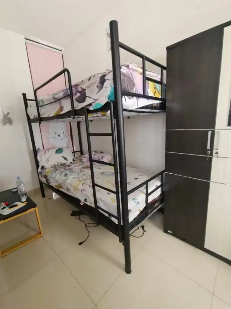 Dua tempat tidur dengan kasur dan sebuah lemari pakaian.