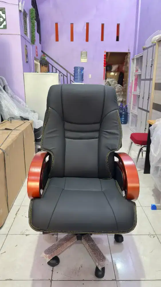 Kursi direktur tangan kayu