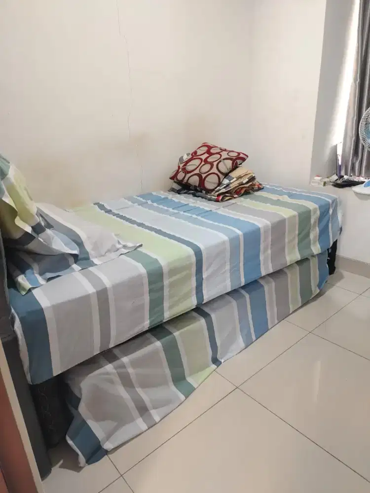Dua tempat tidur dan sebuah lemari pakaian