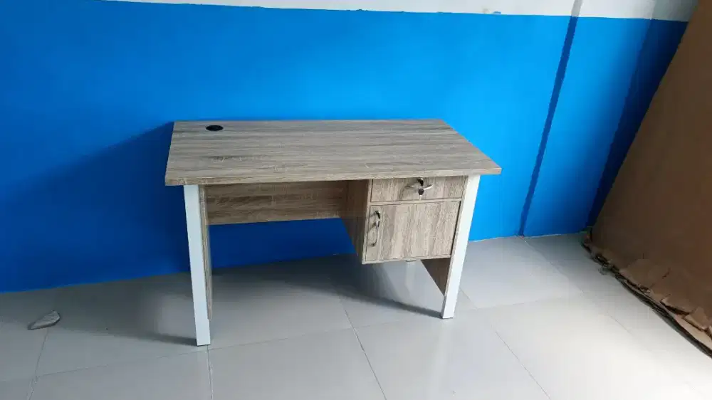 Meja kantor rangka besi
