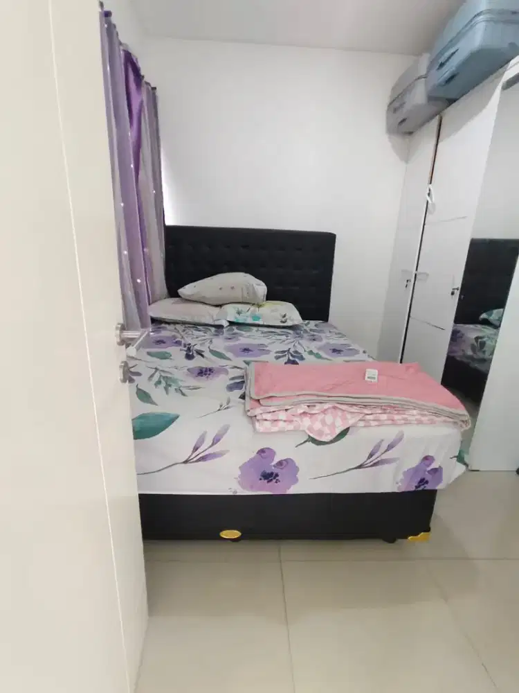 Ranjang besar dengan lemari pakaian besar
