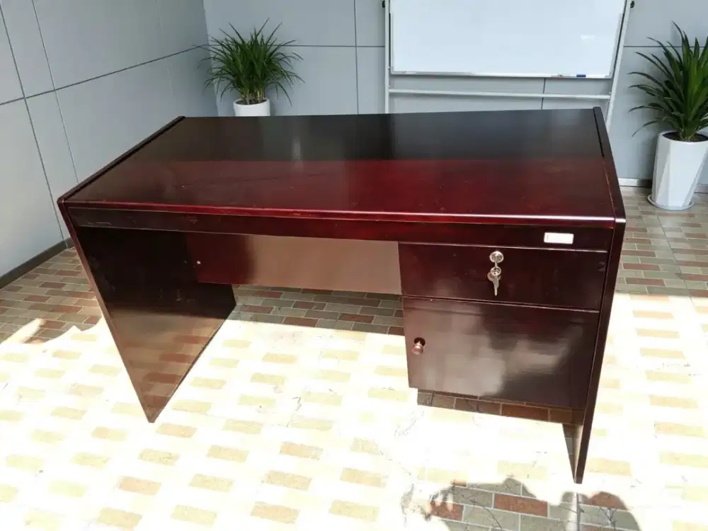 Meja kantor ½ biro kayu