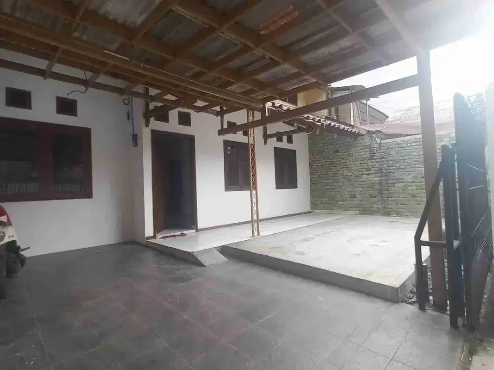 Rumah Di Pinggir Jalan Besar
