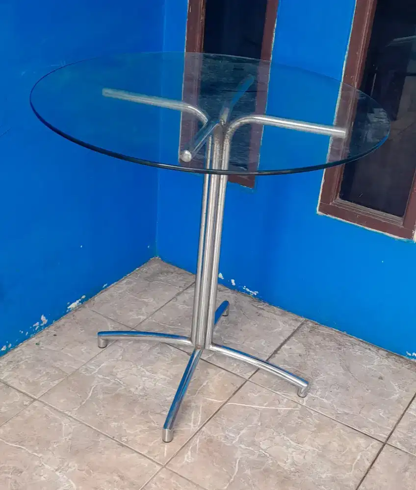 Meja kaca tebal