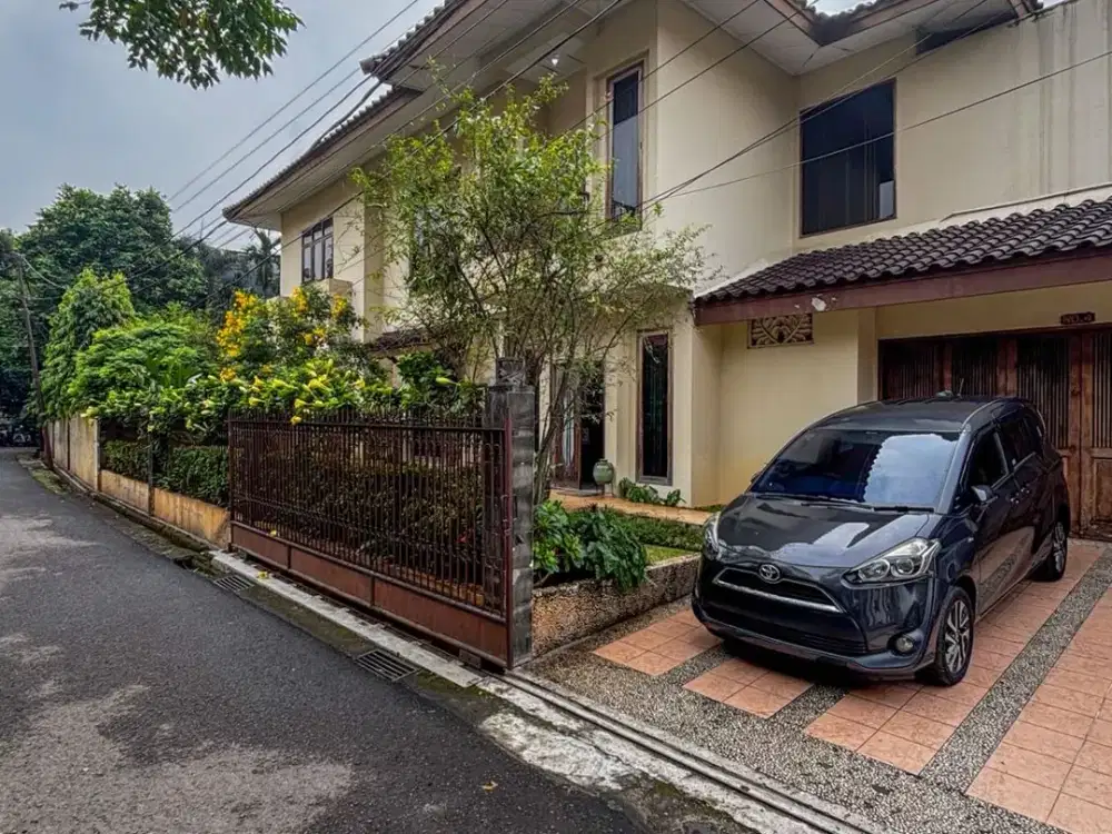 Dijual Rumah Mewah Terawat Siap Huni dengan Halaman Luas berlokasi Strategis di Cipete