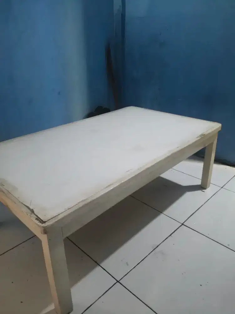 Meja lesehan kokoh