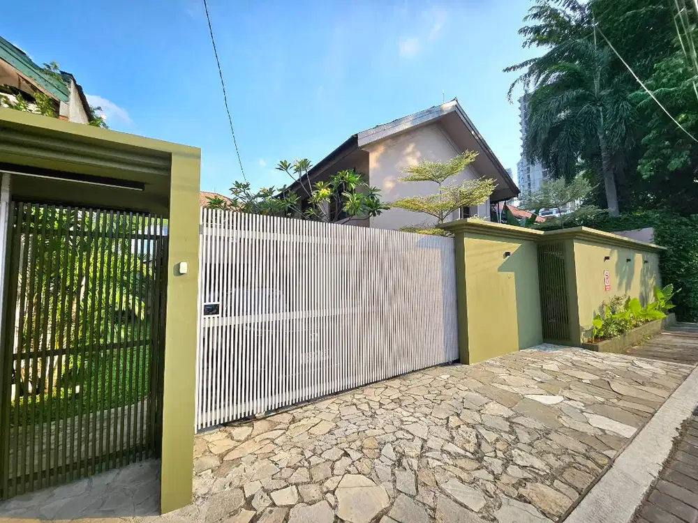 Disewakan Rumah 2 Lantai di Pejompongan (Lokasi Sangat Strategis)