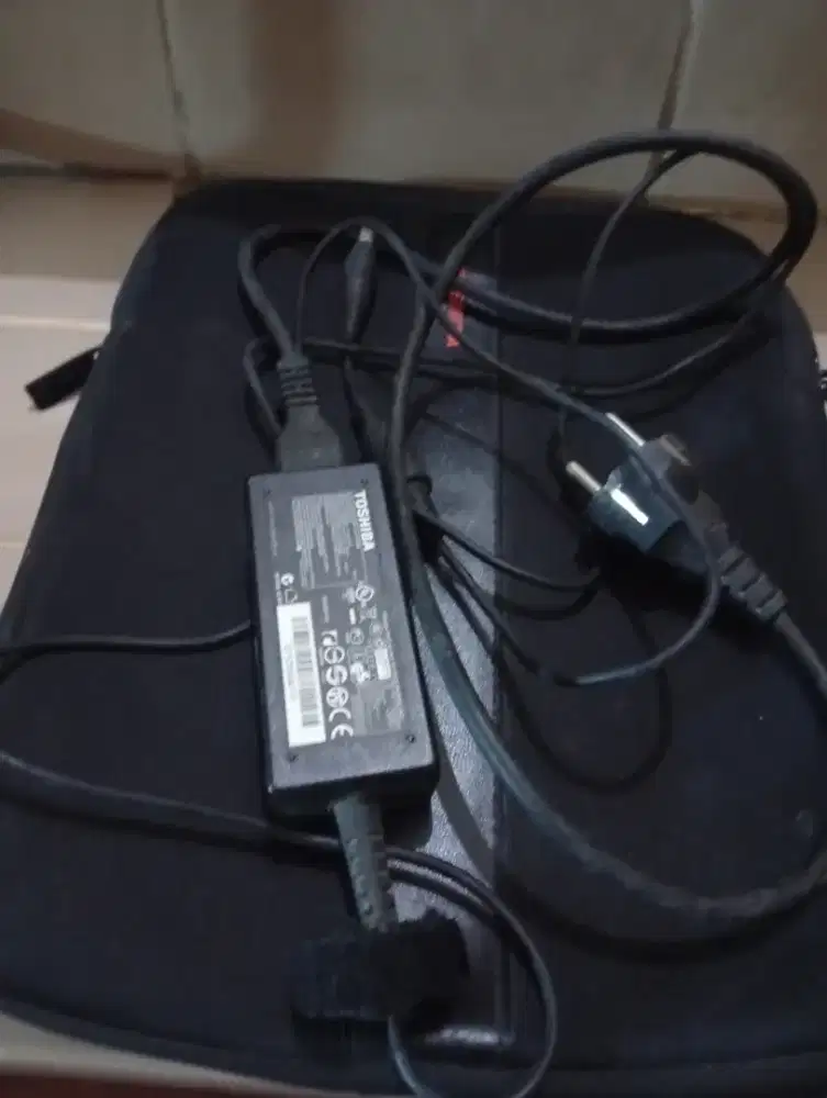 Jual Laptop Toshiba kondisi ndak jelas dan ada kabel adaptor charger
