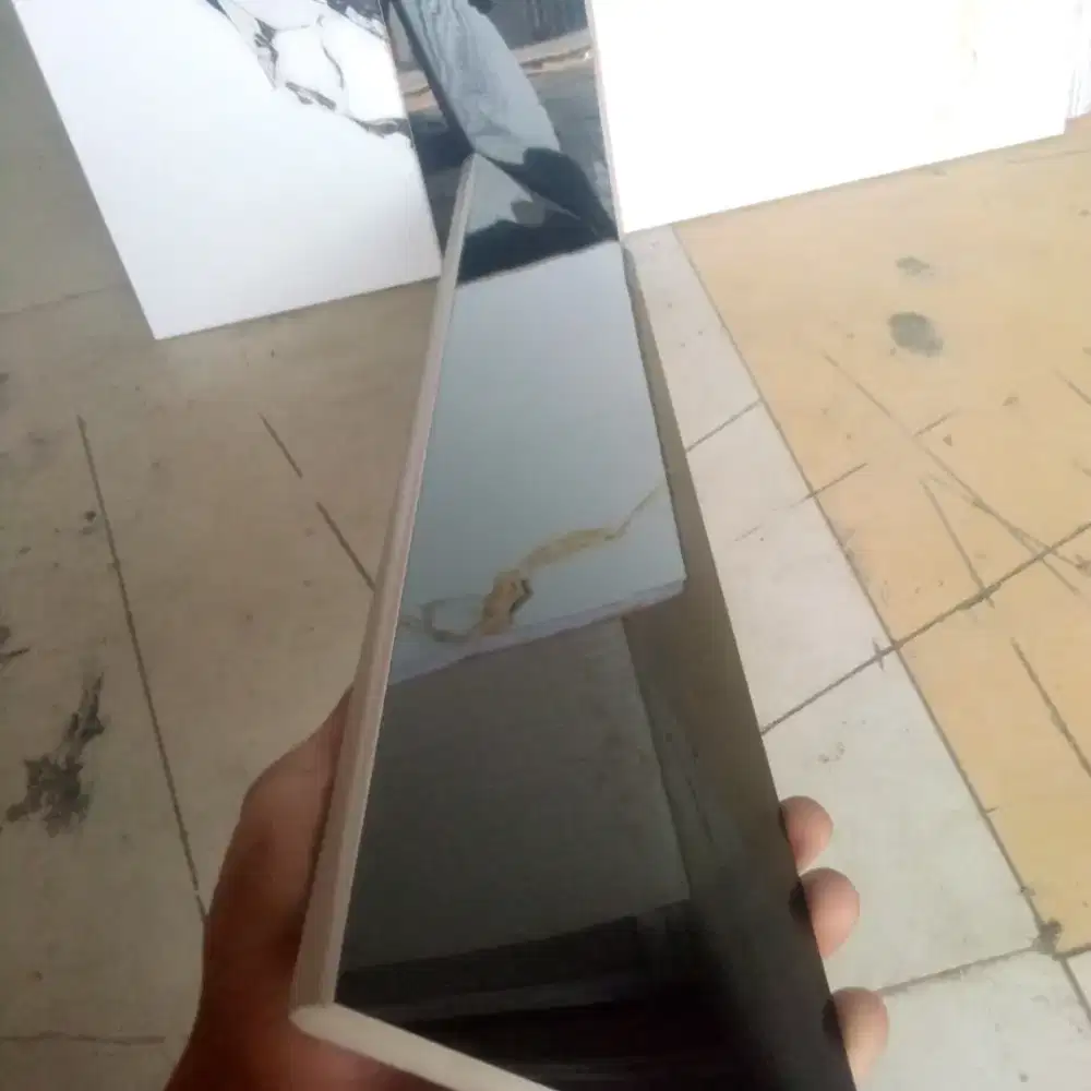 Plin Bevel Granit 10x60 Hitam polos Glosy
