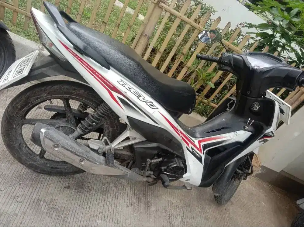 Jual motor bekas revo putih 2017 CW