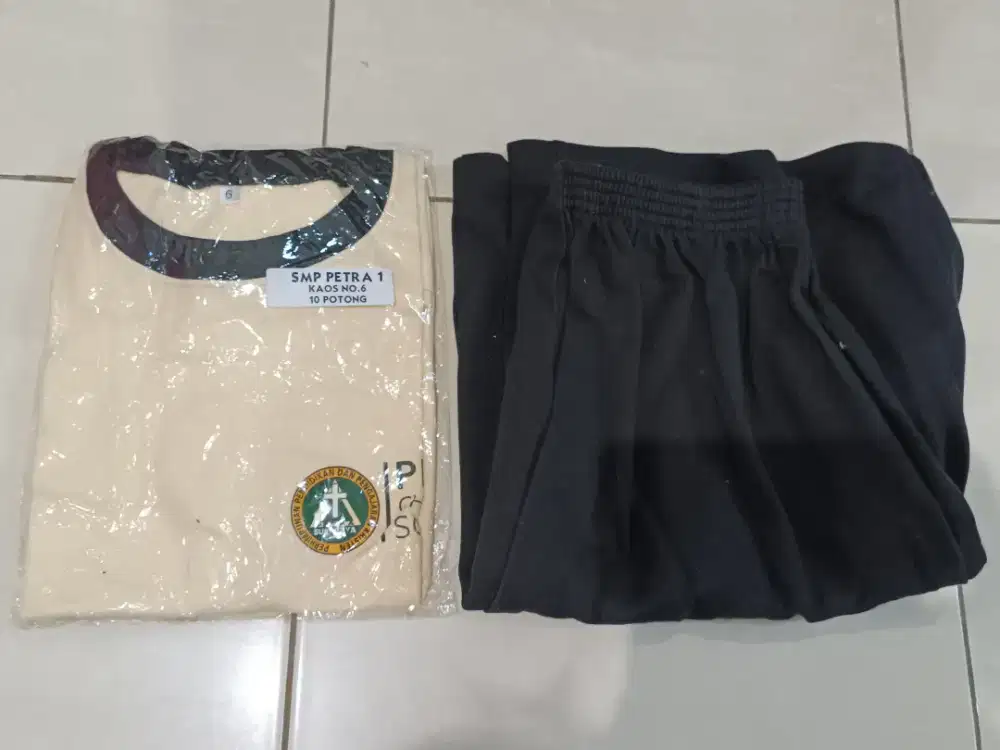 Seragam Olahraga Petra (1 Set)