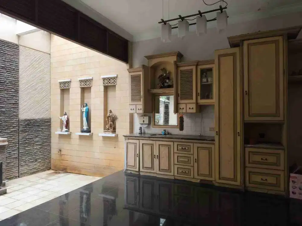 Rumah di puri indah 4+3 BR  dengan jalan lebar SHM furnish