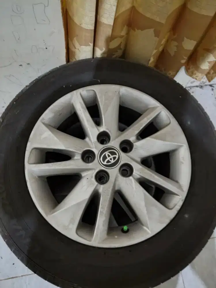 Jual velg ori dan ban satu set innova reborn