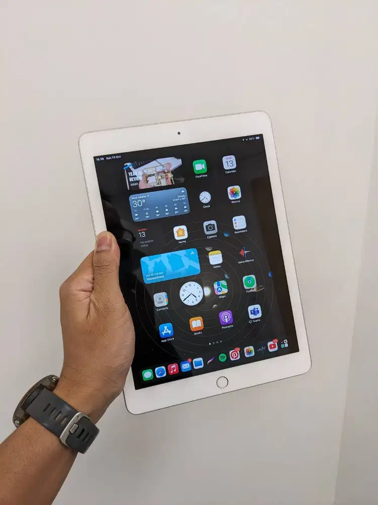 iPad 6th Gen White 32 GB