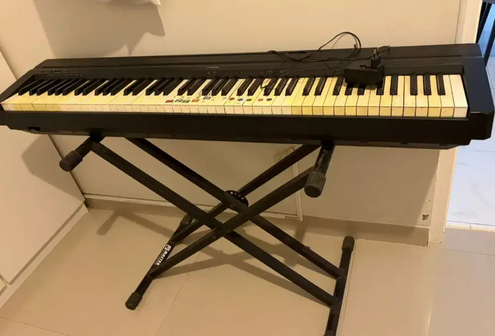 Piano Yamaha dengan kaki
