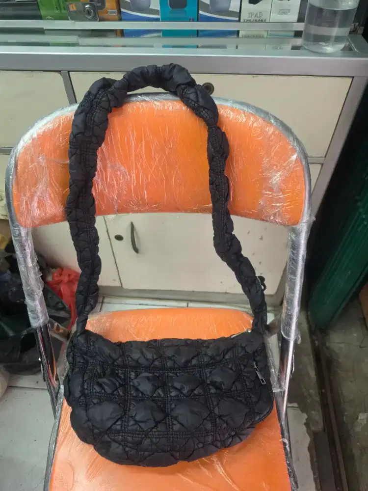Tas Slempang Wanita Bahan Nilon Lembut Halus Seken Bekas Pakai Sis