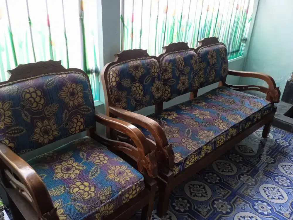 Kursi tamu berbahan kayu