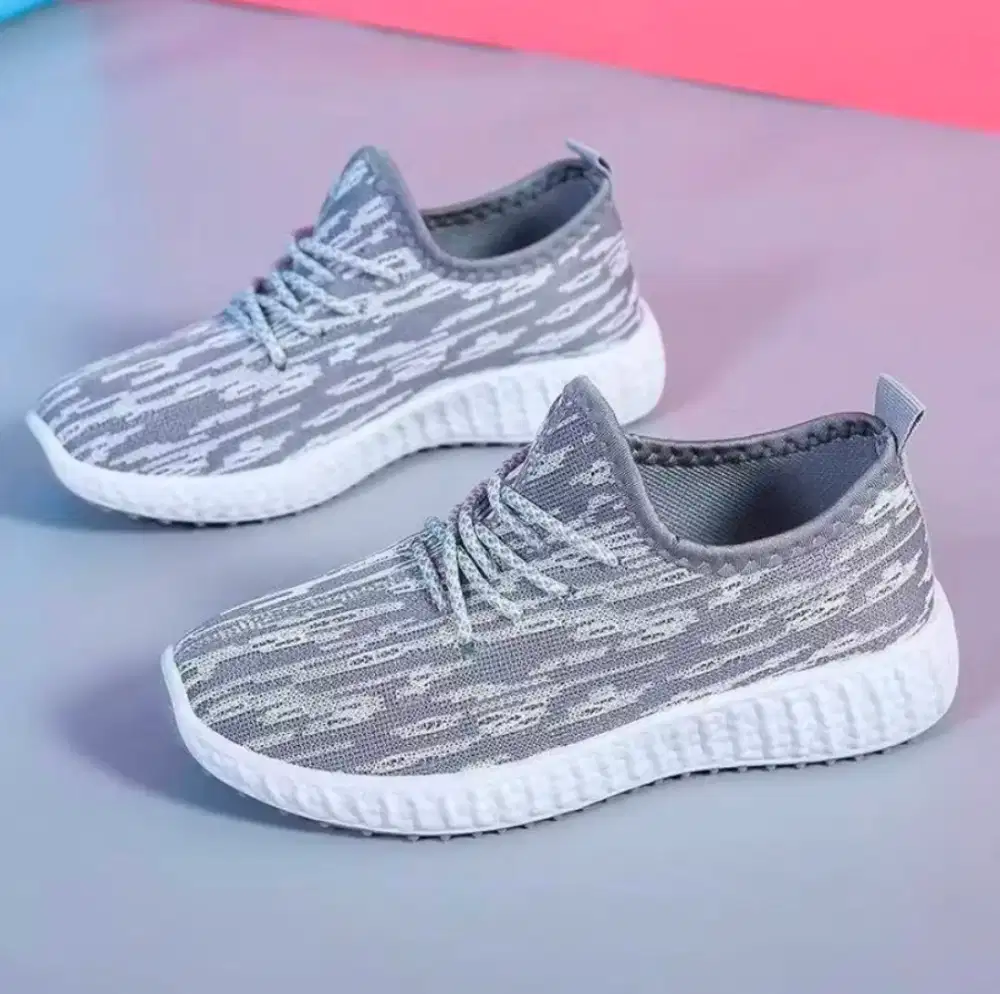 Sepatu kain rajut ukuran 41 (baru)