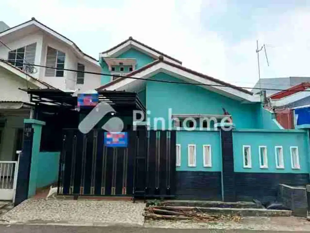 Rumah 2 Lantai Dgn 4 Kamar Tidur di Pondok Bambu Permai