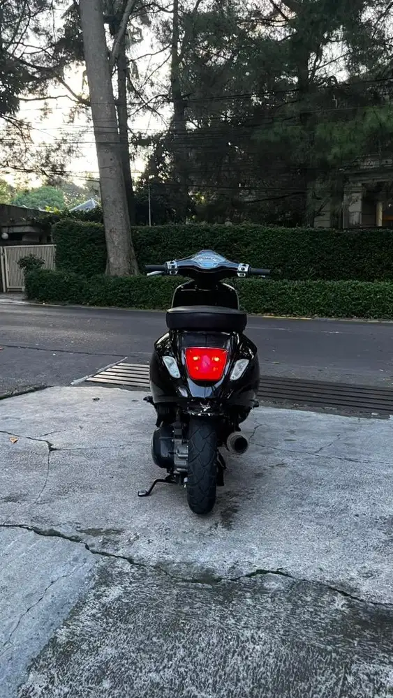 motor Vespa hijau bunglon
