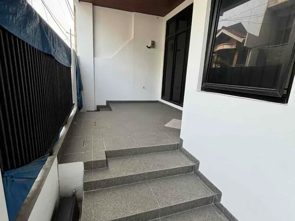 Dijual Rumah 3 lt 8 x 15 m2 di Puri Indah  SHM hadap barat ada 4+1 kt 4+1 km bonus ac, ada 2 void, 2 pintu masuk, 2 tangga, siap huni!! Nego & survey yuk!!