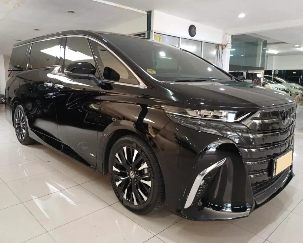 Toyota Alphard G Hybrid 2025 only 8k kilometer
