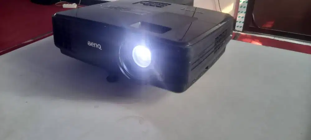 LCD Proyektor BENQ