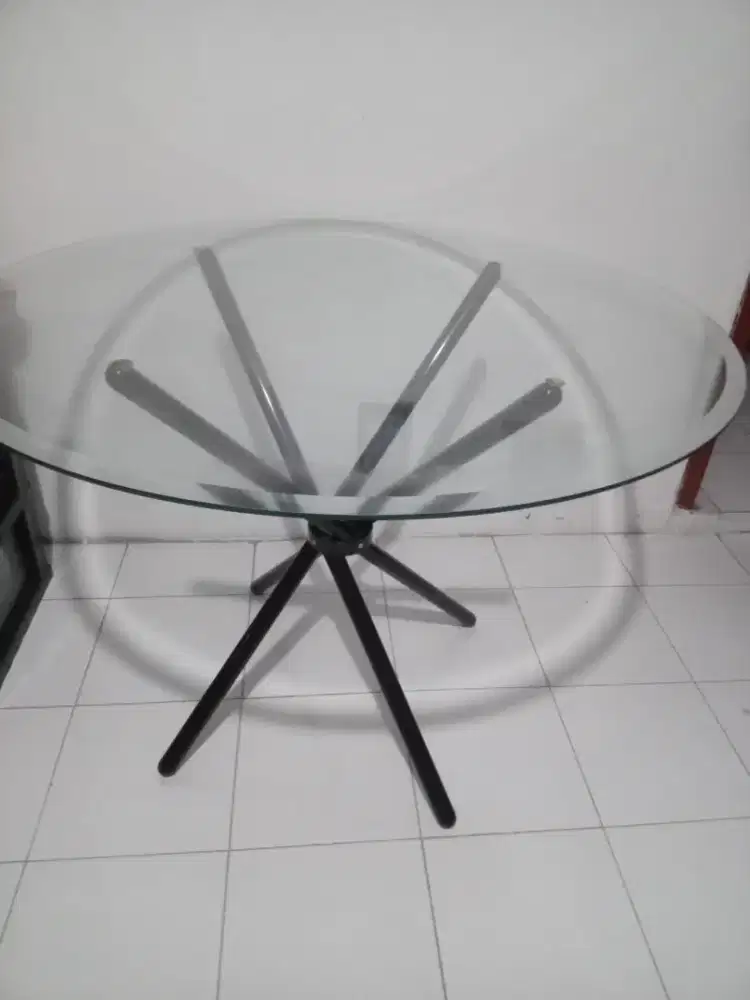Meja makan kaca bulat