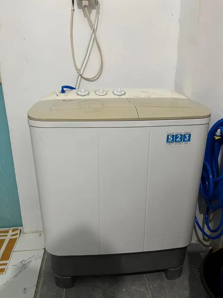 Mesin cuci dua tabung midea
