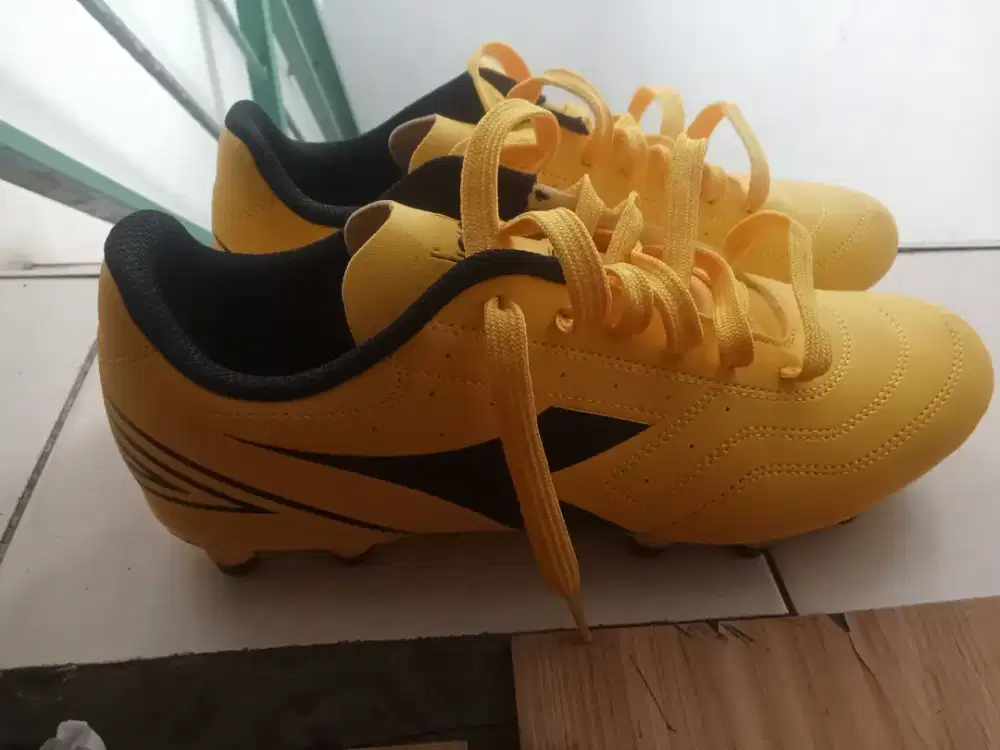 Sepatu bola diadora