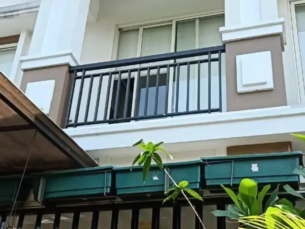 Rumah 2 Lantai 3 Kamar Hadap Selatan di Residence One