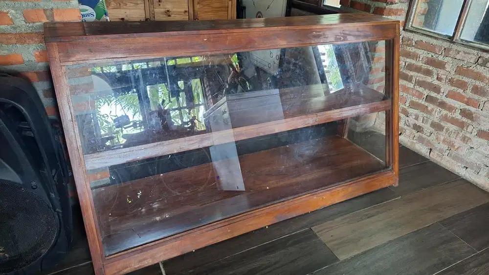 Dijual etalase kayu