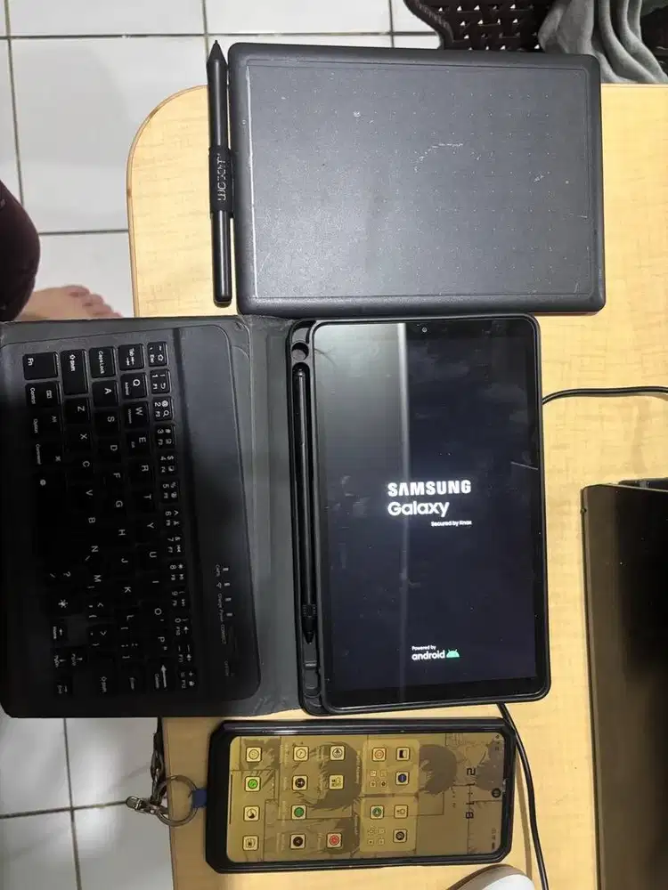 Writing pad, tablet Samsung, dan smartphone XiaoMi