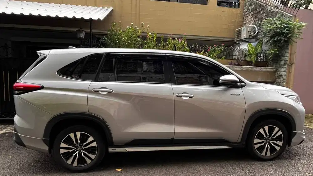 Toyota Kijang Innova Zenix V Hybrid AT (2023)