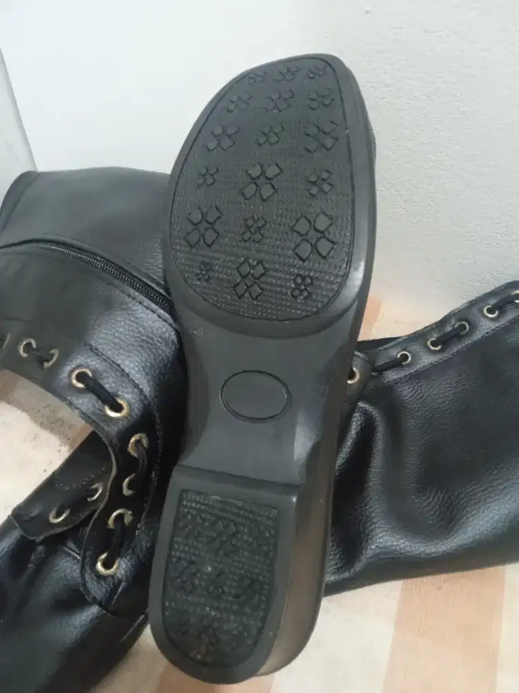 Sepatu kulit panjang
